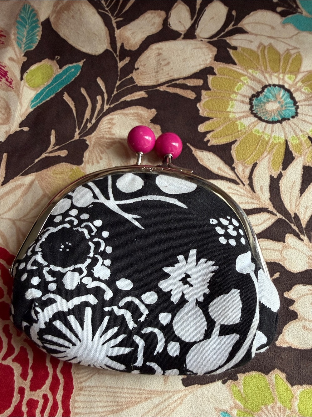 31 Black & White Floral Kiss-Lock Coin Purse with Pink Clasp